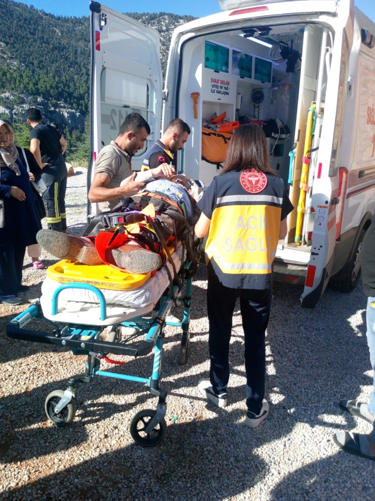 Tuvalet için yol kenarında duran kişi,  40 metrelik uçurumdan düştü