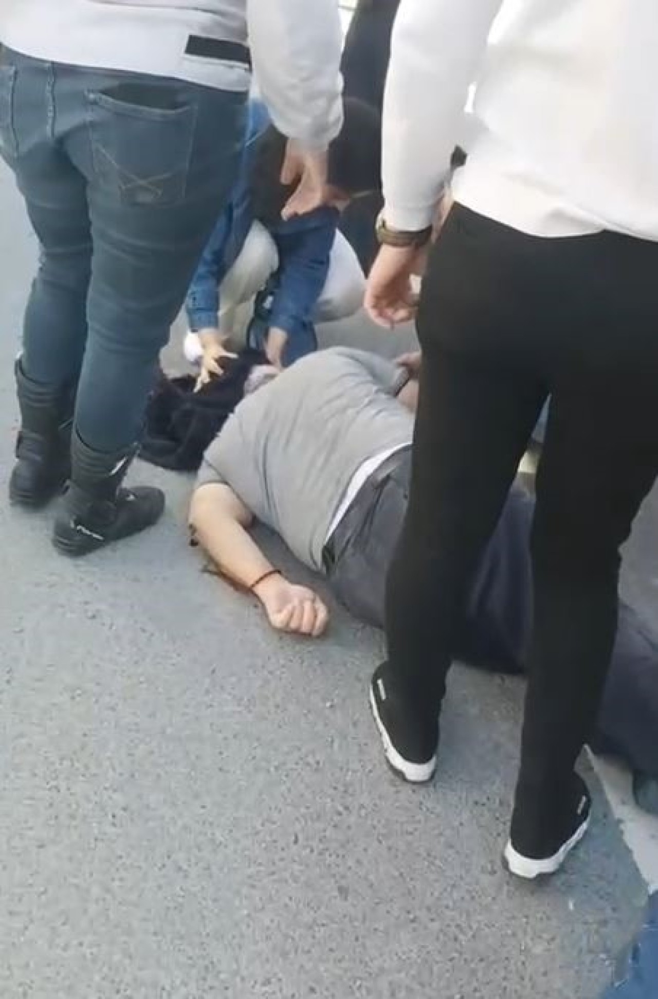 Dolmuşun kapısı aniden açılınca,  yolcu yere çakıldı