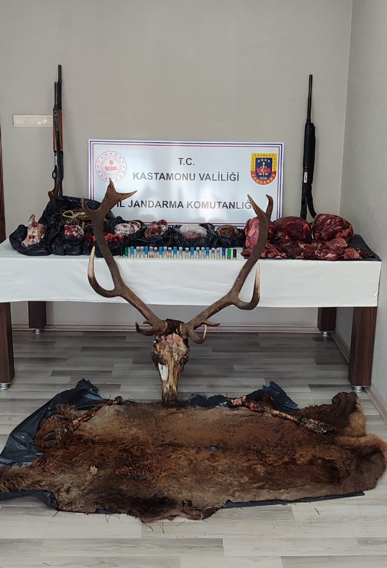 Vurdukları geyikten sucuk yapan kişilere ceza yağdı!