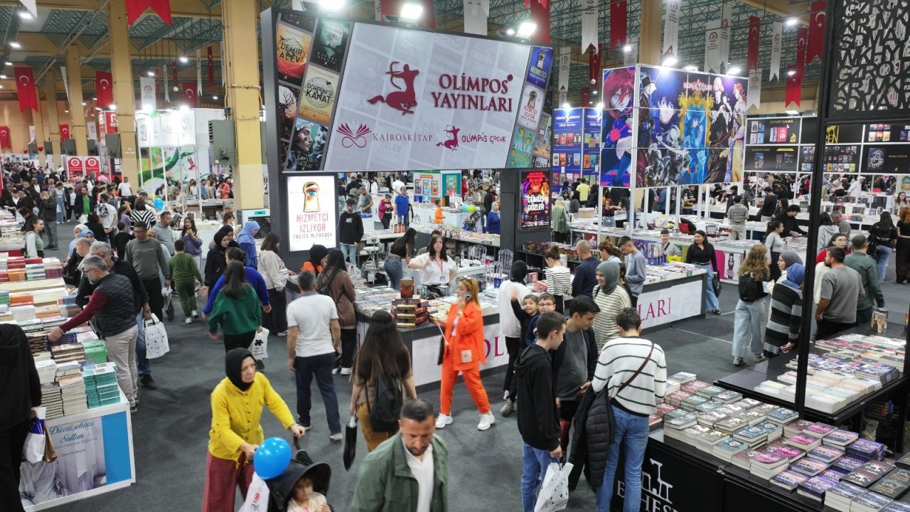 Denizli'de kitap Fuarında yazar yağmuru sürüyor