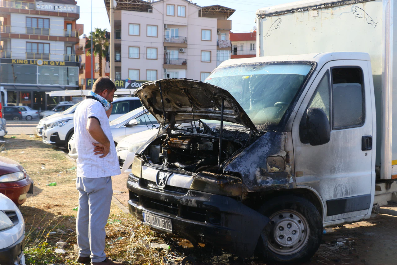 Kontağı çevirdi,  kamyoneti alev alev yandı