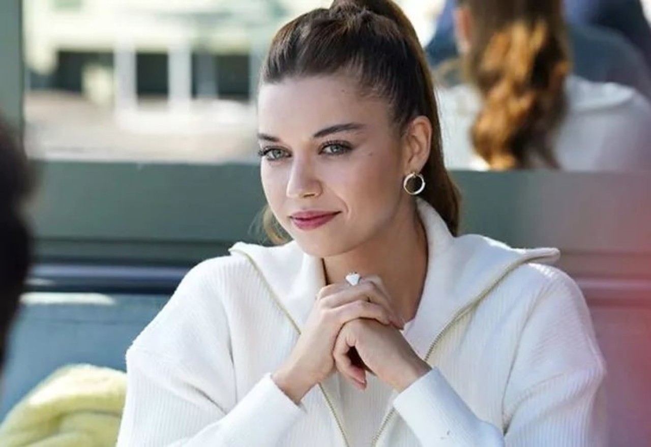 Afra Saraçoğlu'nun 'hayatımın elbisesi' notuyla paylaştığı kombin eleştirilerin hedefi oldu