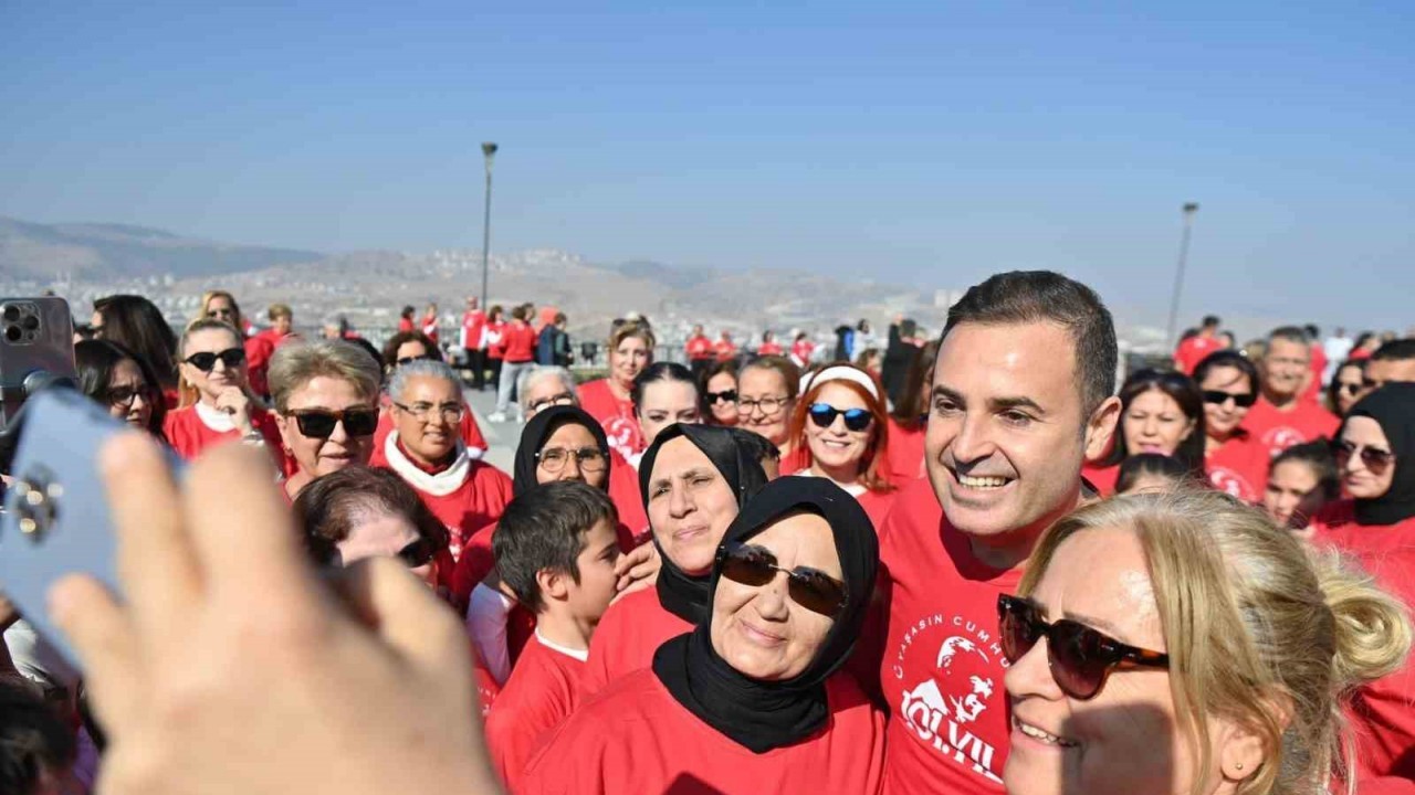 Balıkesir’de 500 Kişilik Zeybek Gösterisiyle Cumhuriyet Coşkusu!