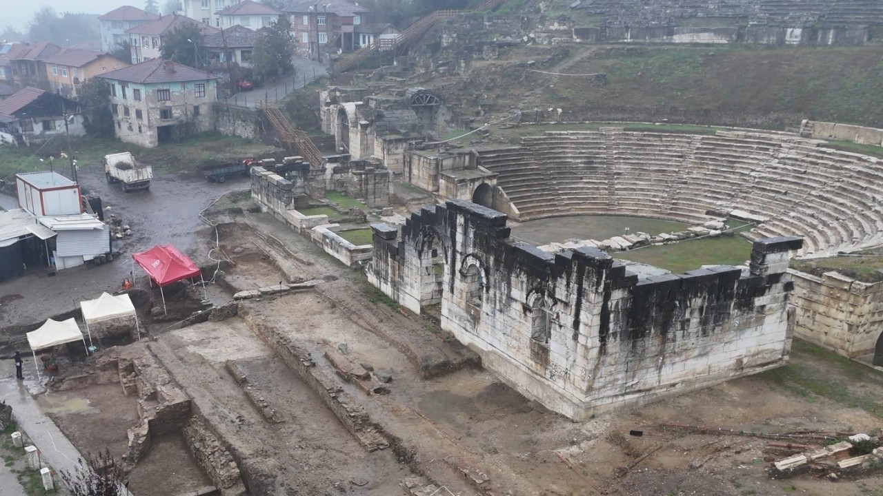 Konuralp Antik Tiyatrosu'nda Tarihi Alt Yapı Sistemi ve Kilise Kalıntısı Gün Yüzüne Çıkarıldı