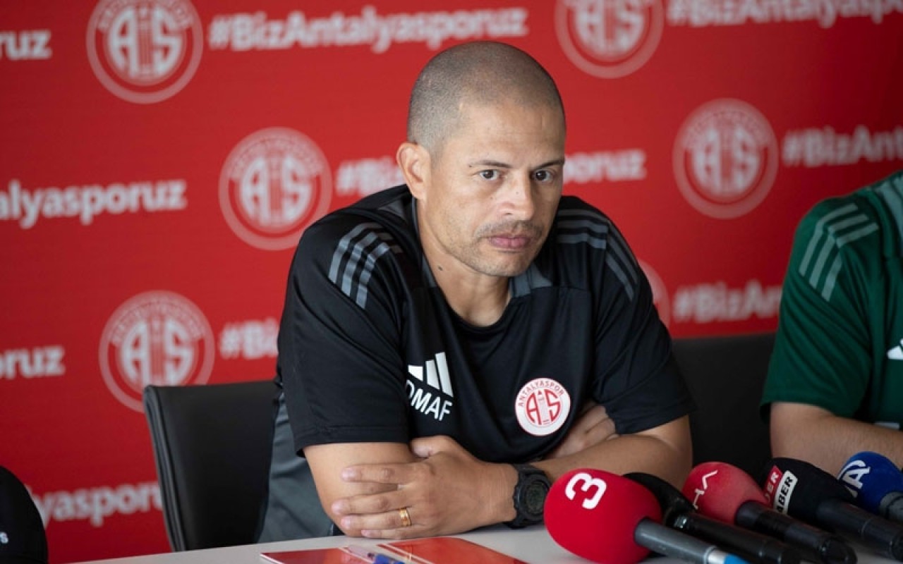 Alex de Souza,  Galatasaray maçında neye uğradığını şaşırdı