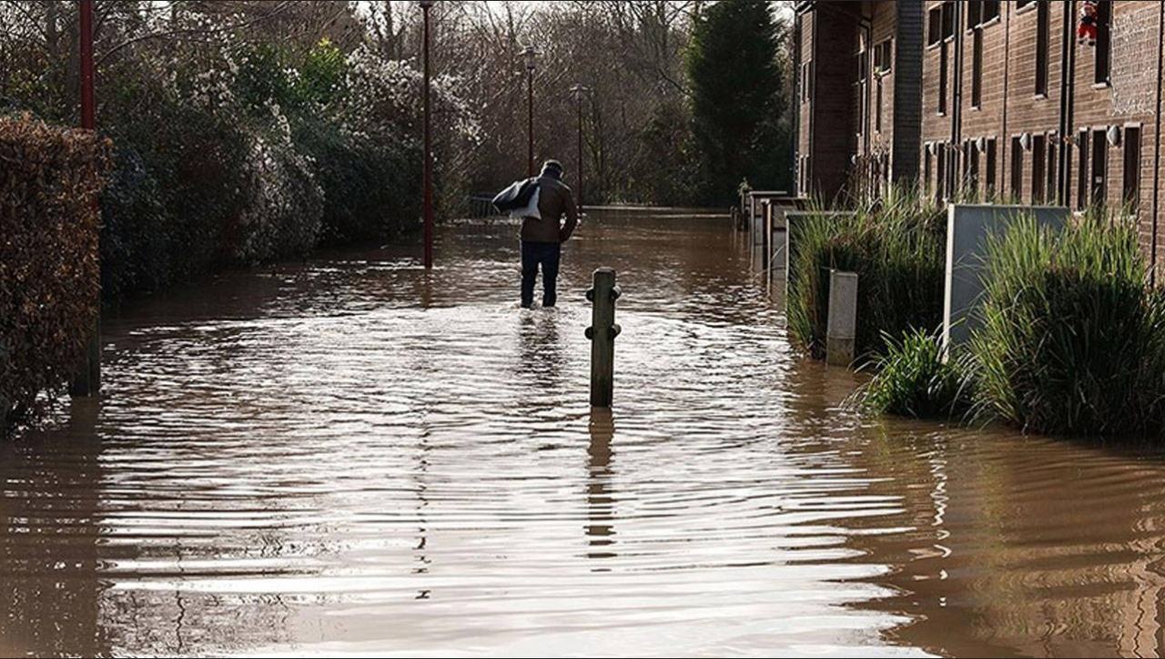 Fransa’da şiddetli yağış ve fırtına alarmı: 17 vilayet tehlike altında!
