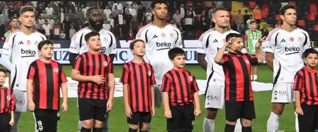 Beşiktaş'ın yıldız oyuncusu sakatlanarak sahayı bıraktı!