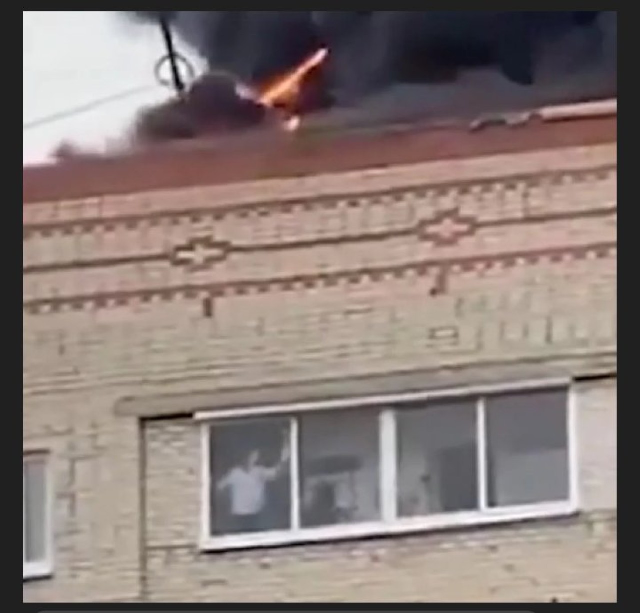 Yangın sırasında cam silmeye devam etti!