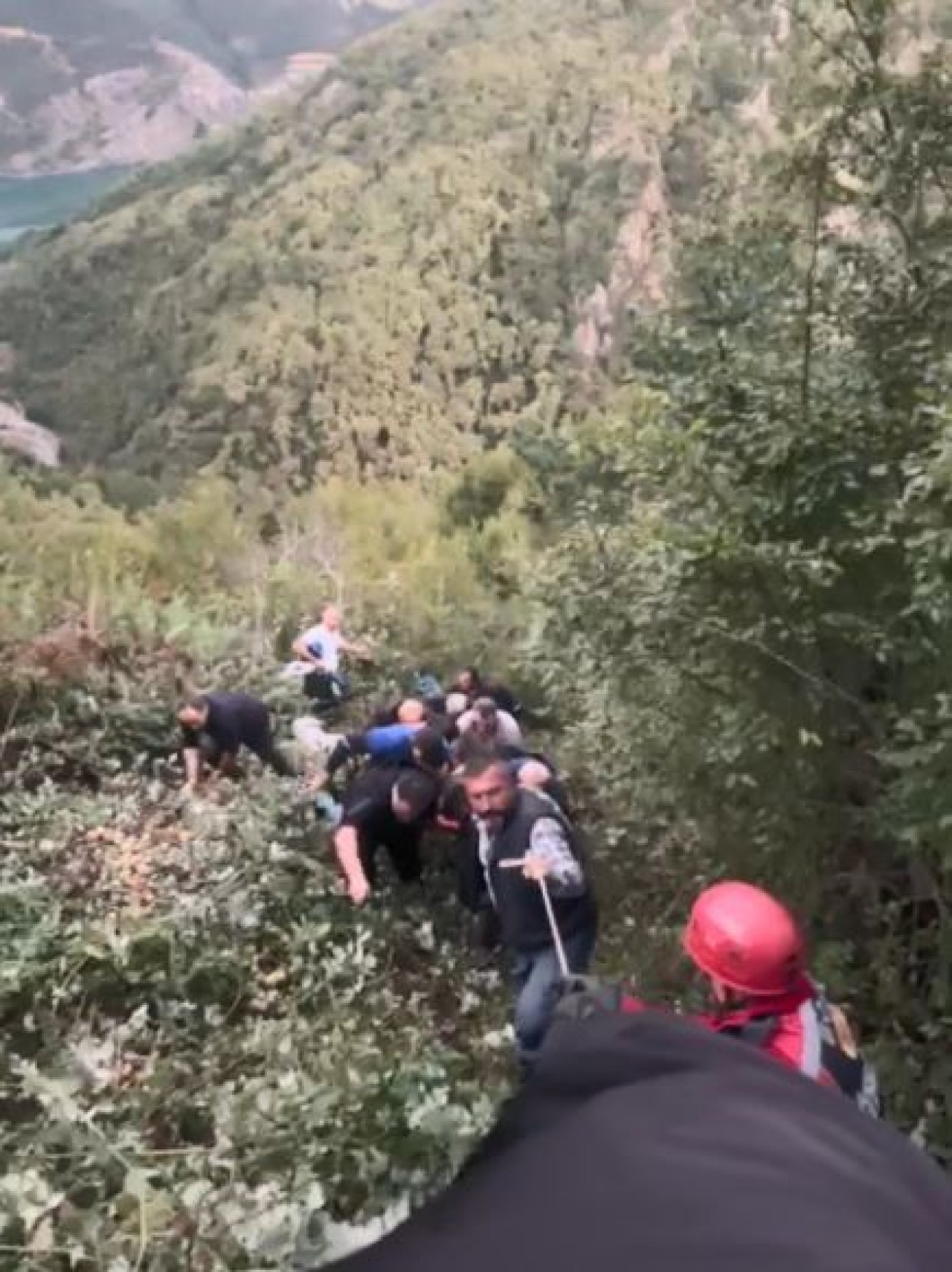 Artvin’de traktör uçuruma yuvarlandı