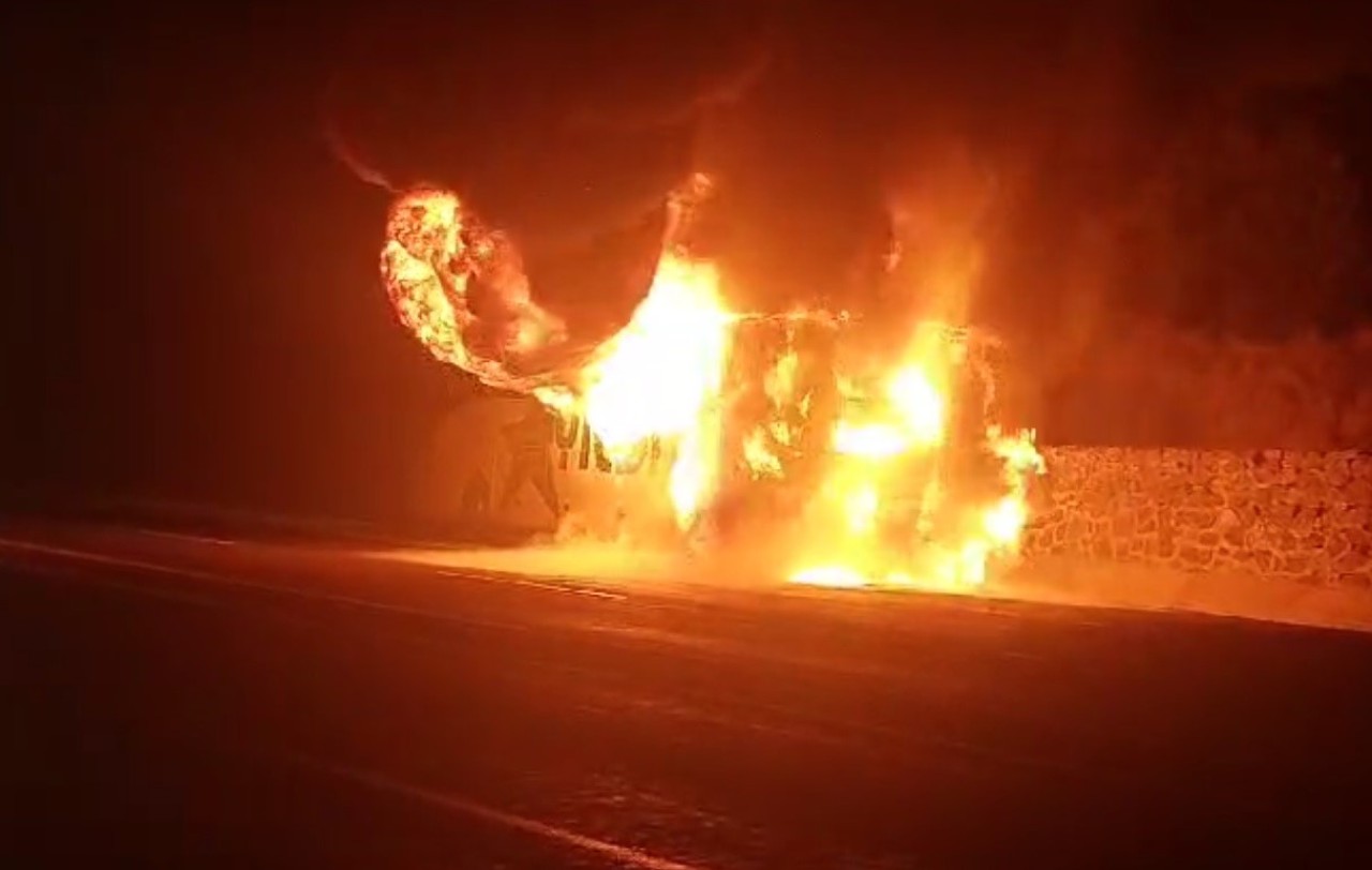 Muş’ta yolcu otobüsü alevlere teslim oldu: araç kullanılamaz hale geldi