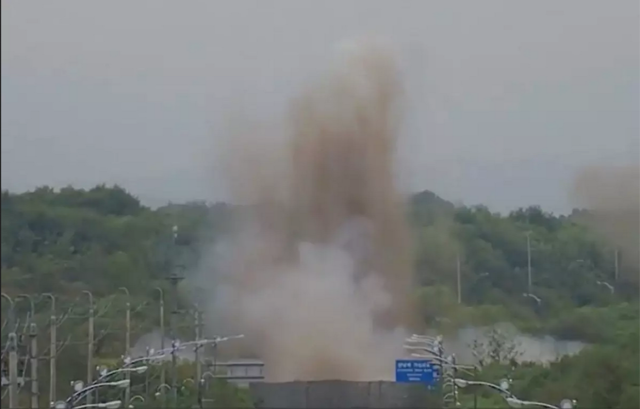 Kuzey Kore'den Güney Kore ile bağlantı yollarına patlayıcı müdahale: Güney Kore'den uyarı ateşi