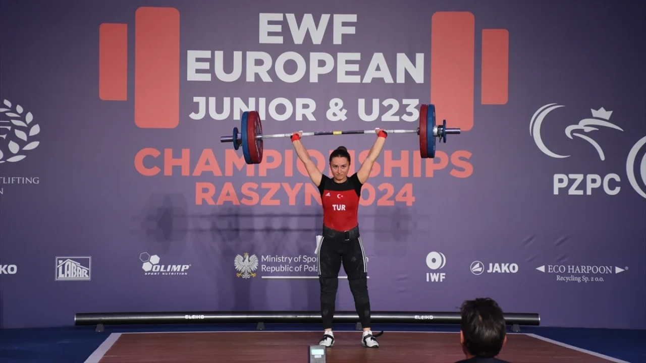 Milli halterci Aysel Özkan’dan Avrupa Şampiyonası’nda bronz madalya!