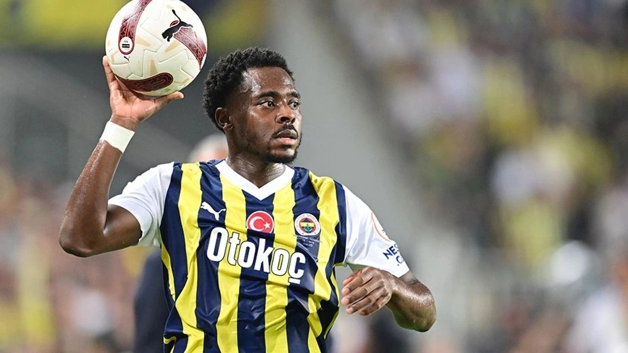 Fenerbahçeli futbolcu havalimanında mahsur kaldı!