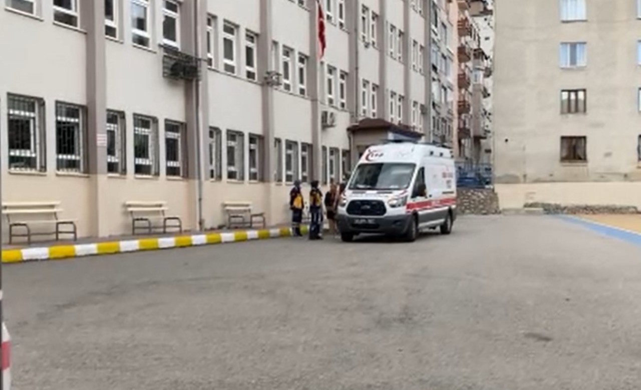Kocaeli'de okulda cıva tüpü kırıldı: 3 kişi hastaneye kaldırıldı