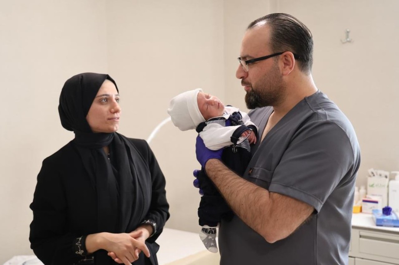 Bağırsakları tıkanan prematüre ikizler ölümden döndü