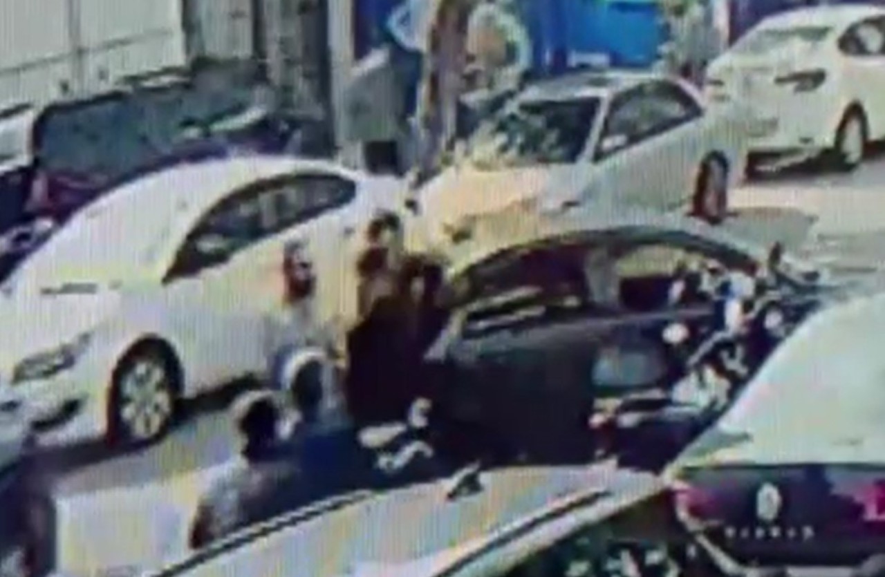 Avcılar'da bıçaklı yol verme kavgası büyüdü: 3 yaralı