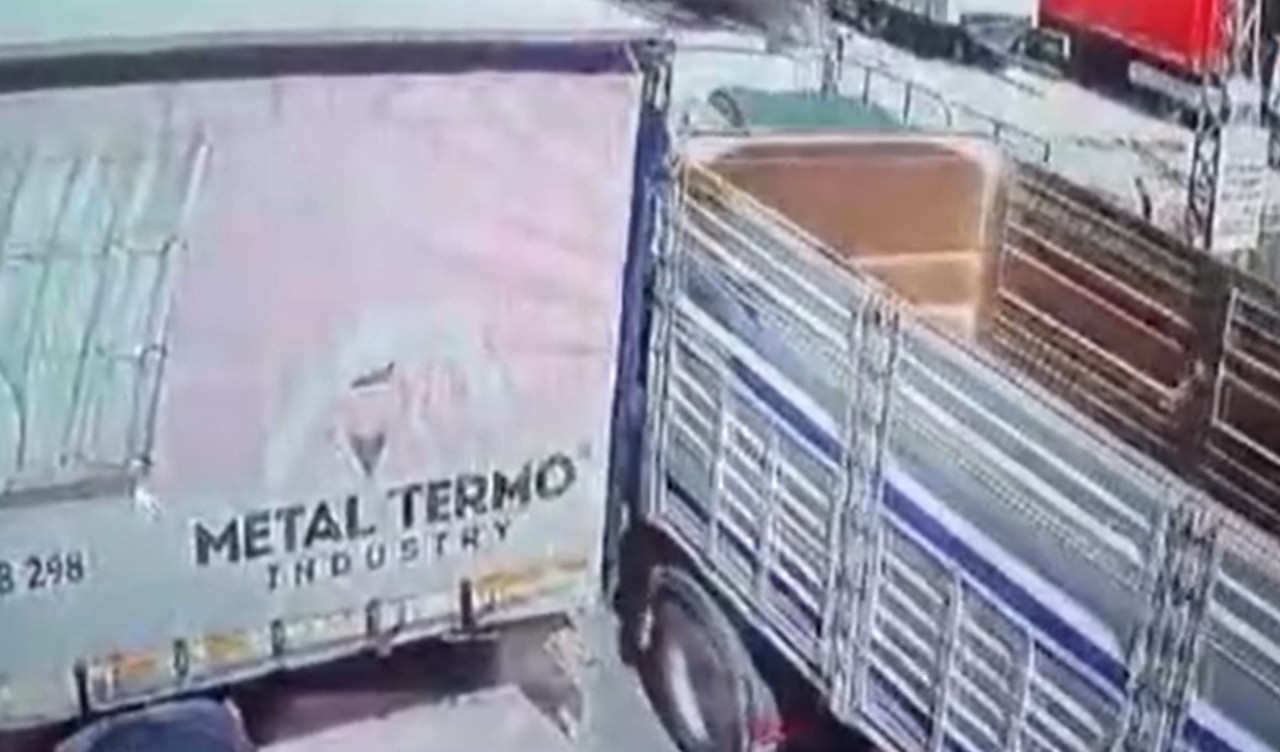 Konya'da feci kaza: Tırların arasında sıkıştı!