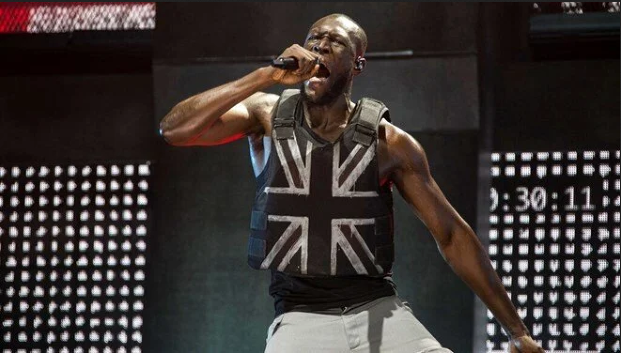 Gizemli sokak sanatçısı Banksy tarafından tasarlanan yelek açık artırmaya çıkyor!