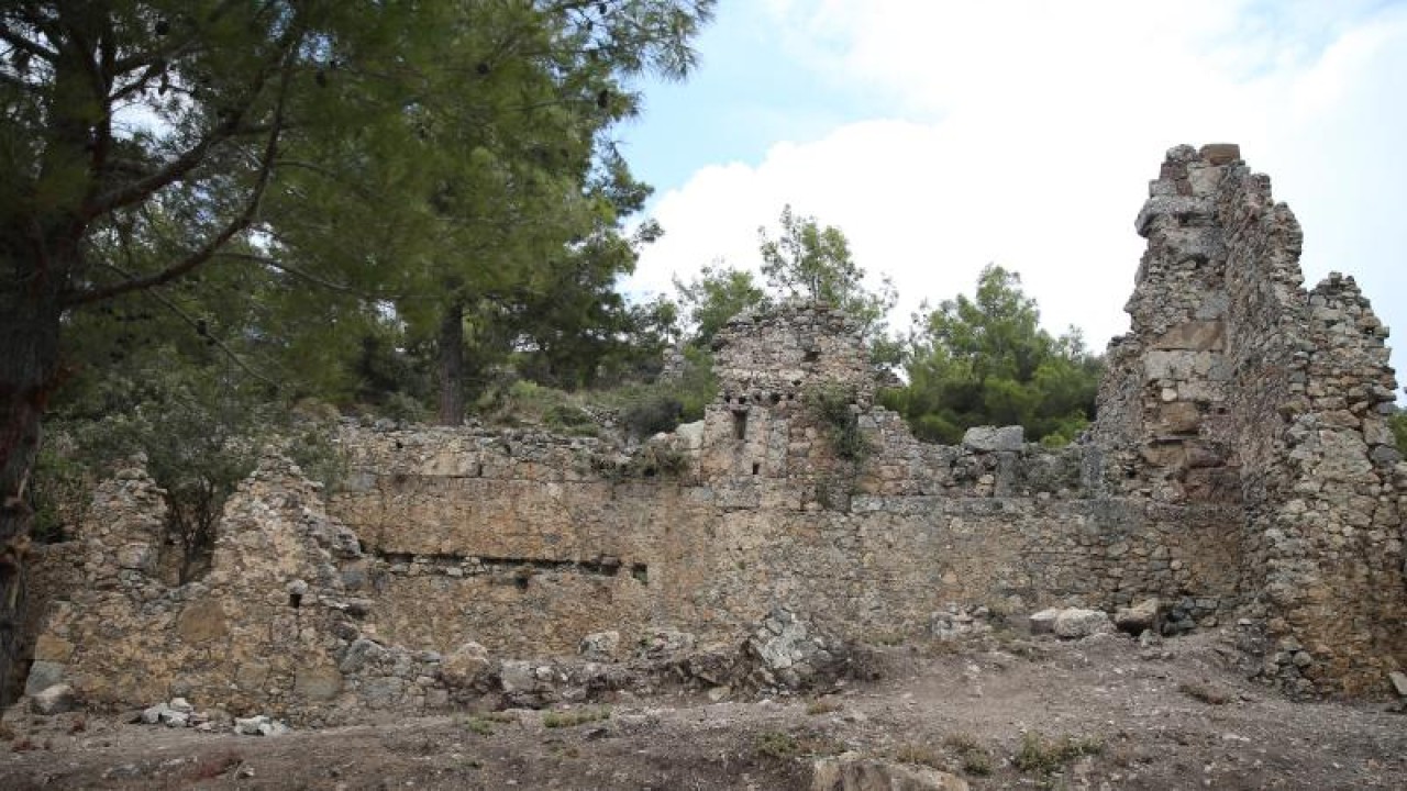 Syedra Antik Kenti'ndeki tiyatro gün yüzüne çıkarılıyor