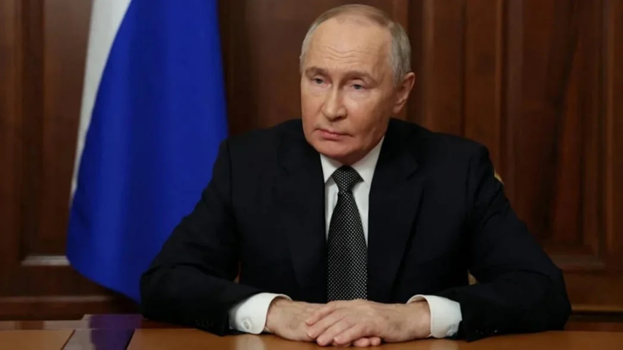 Putin konuşurken ellerinin 10 dakika hiç hareket etmemesi herkesi şoke etti