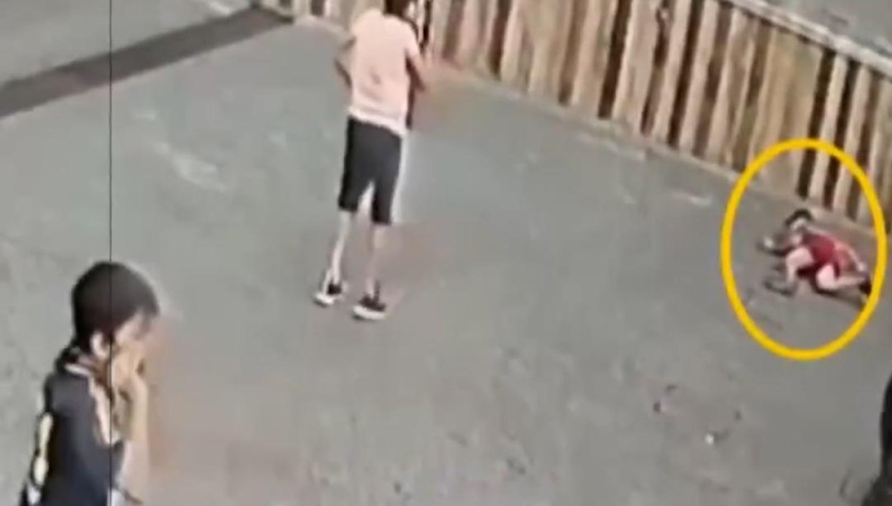 Çöp torbası gibi kaldırıp attı,  arkasını dönüp gitti! 7 yaşındaki Eymen'in bilinci kapandı