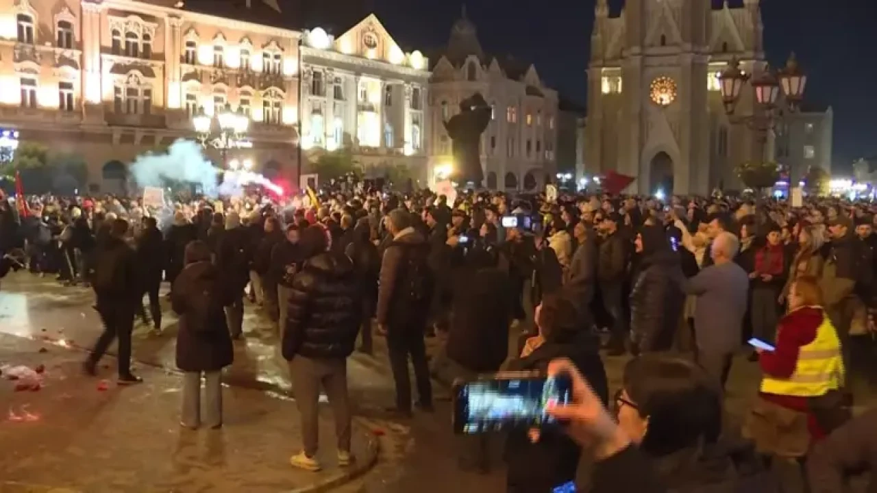 Sırbistan'da çatısı çöken belediye binası için halk ayakta: 14 kişinin ölümü üzerine öfke dinmiyor!
