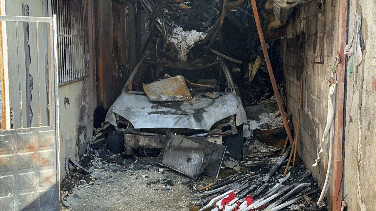 Adana'da 3 katlı müstakil ev yandı