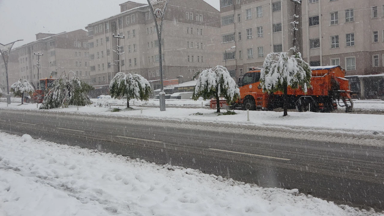 Bitlis’te kar yağışı: 84 yol ulaşıma kapandı