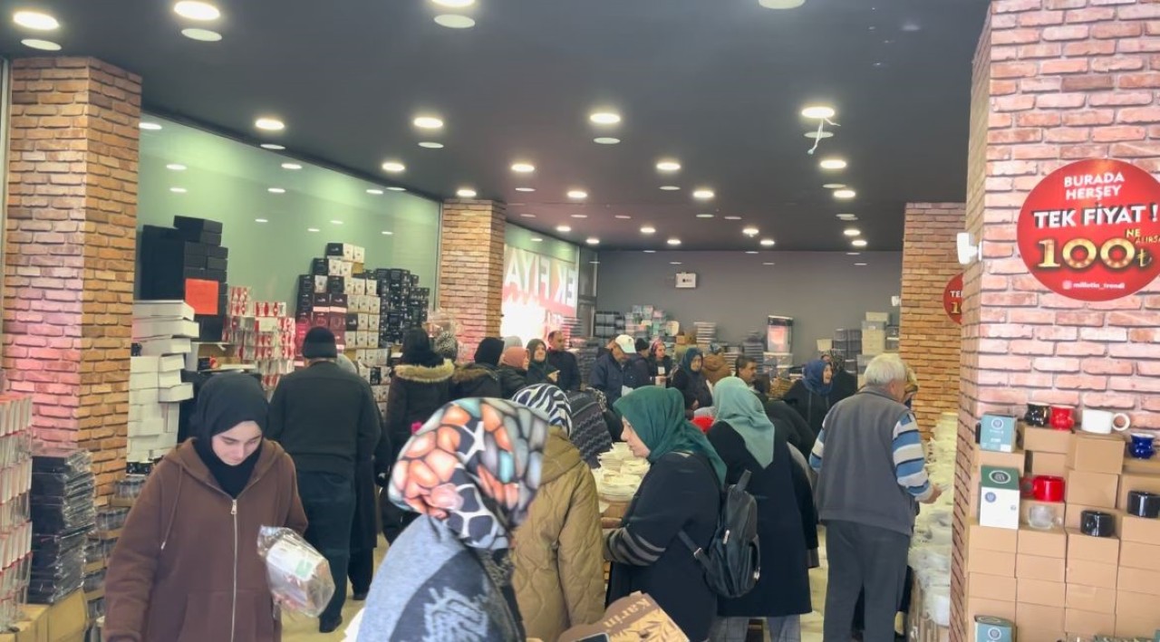 Ürünler yarı fiyatına indi,  vatandaşlar birbirini ezdi