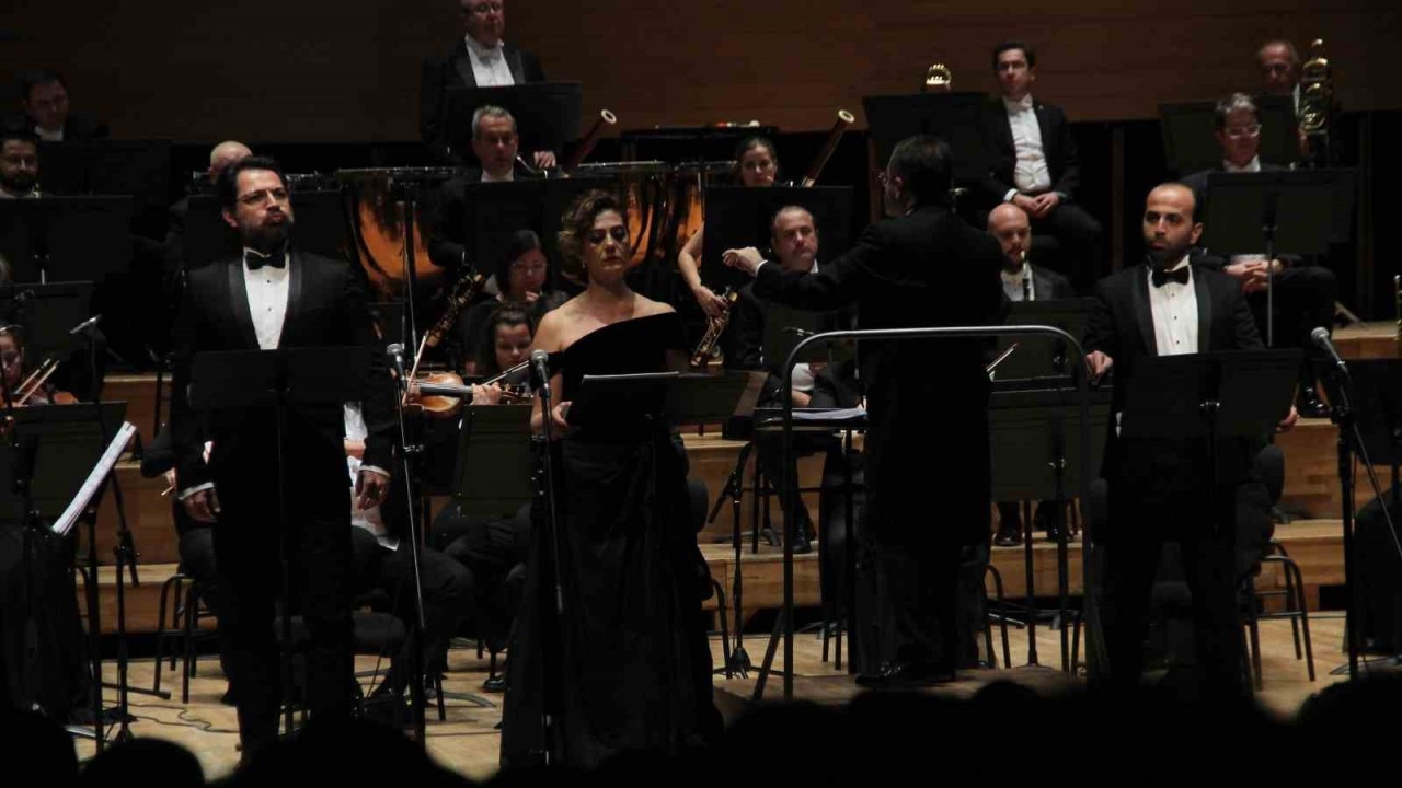 “Bir Ulus Uyanıyor” Senfonisi İzmir’de Büyük Beğeni Topladı