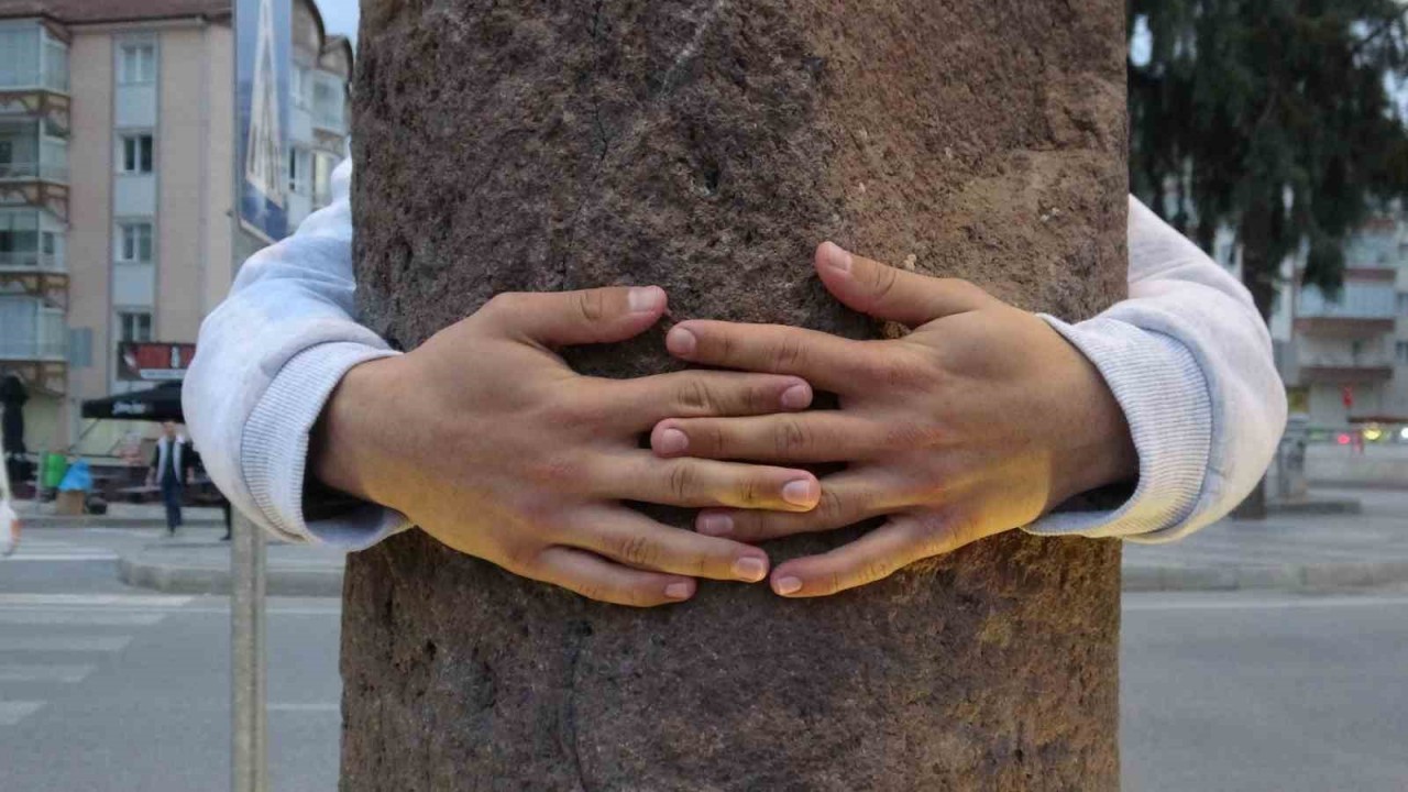Roma Tarihi "Kucaklama Taşı" Dilek Dileyenlerin Uğrak Noktası Oldu