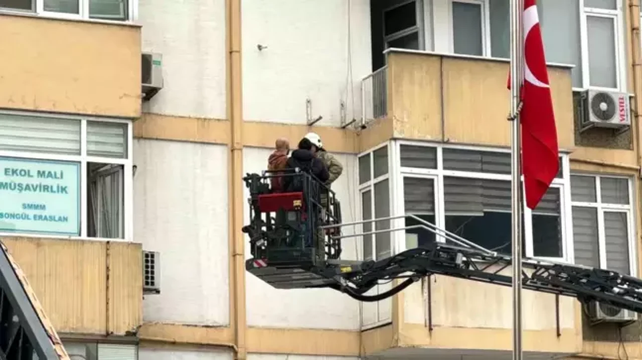 Beşiktaş'ta yangın paniği: 10 kişi mahsur kaldı