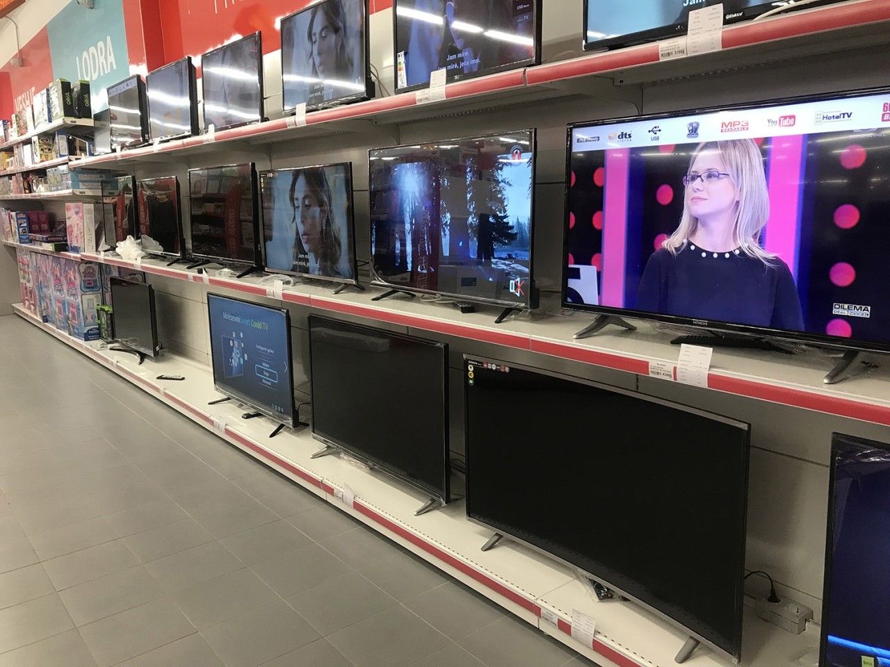 İndirimli televizyonlar için kavga ettiler!