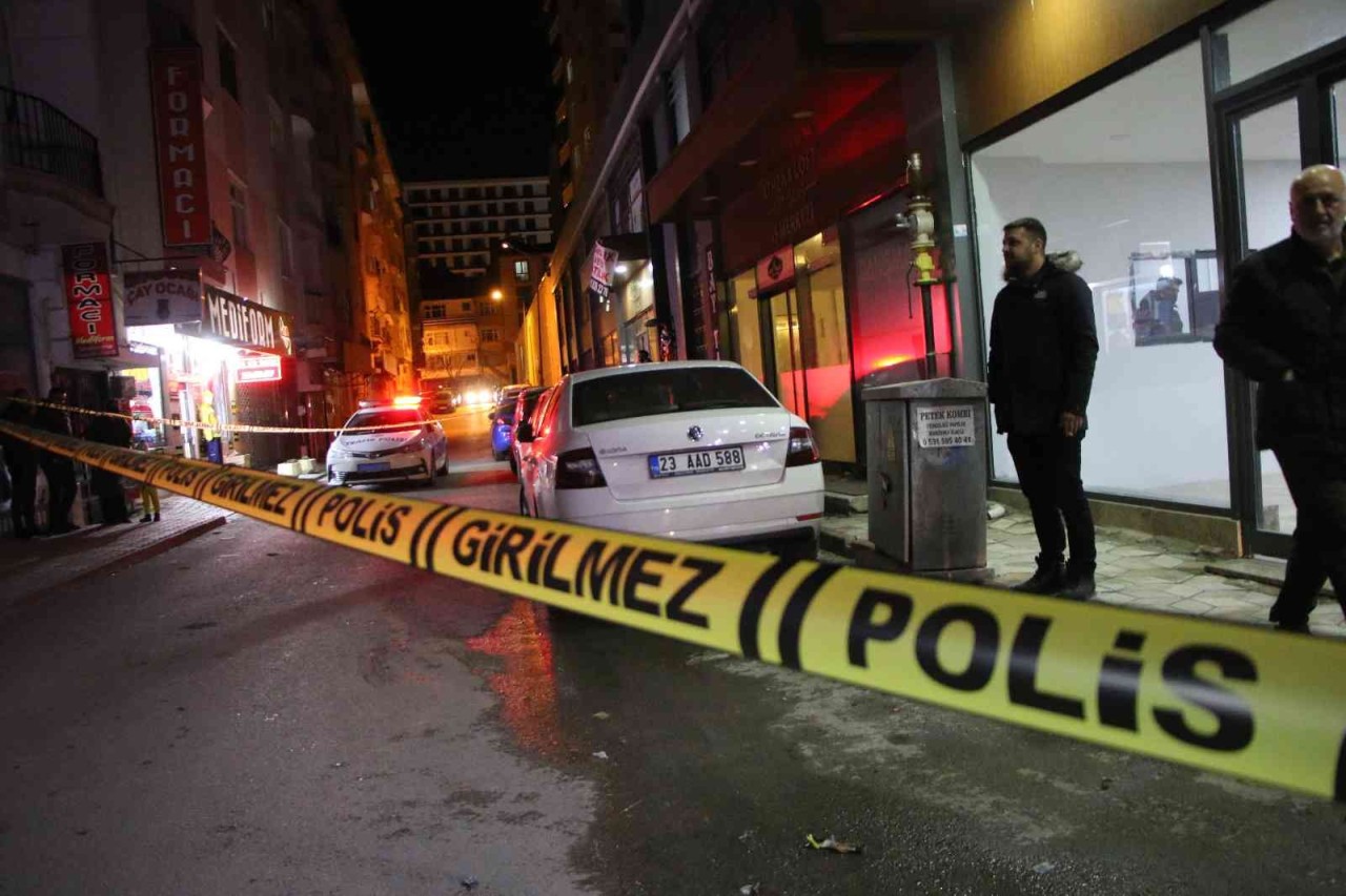 Elazığ'da acı olay: Bir kadın kızının yanında canına kıydı