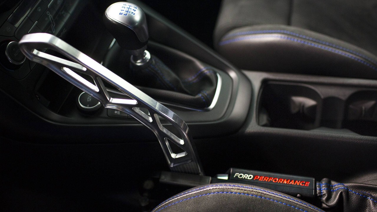 El frenini çekmeyi unuttuğu araç kendi sürücüsüne çarptı!