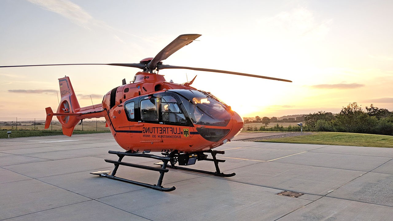 Helikopter duran uçağa çarptı!