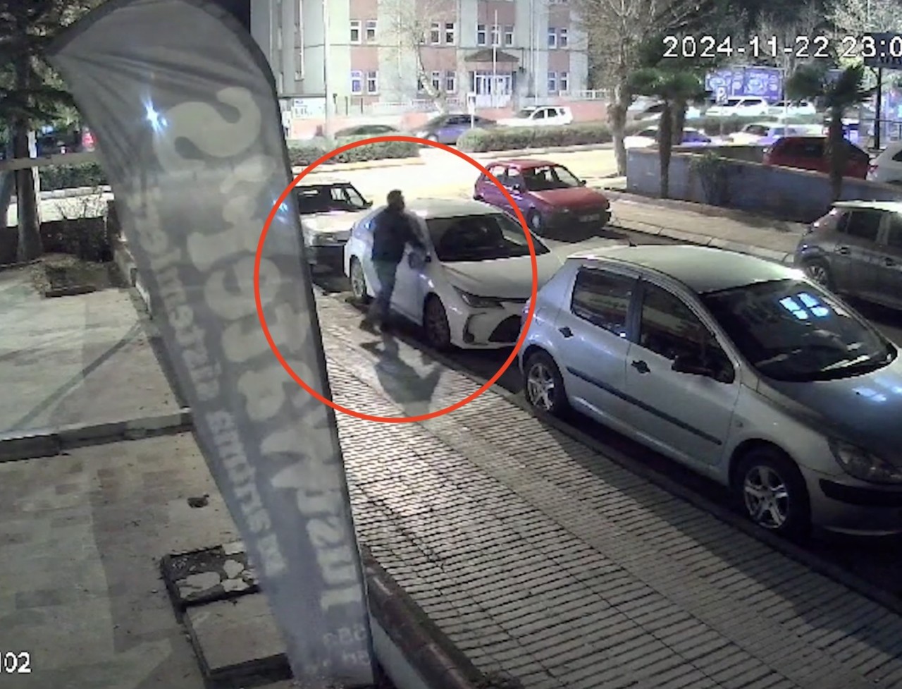 Çorum’da gece yarısı 13 aracın camını kırdı