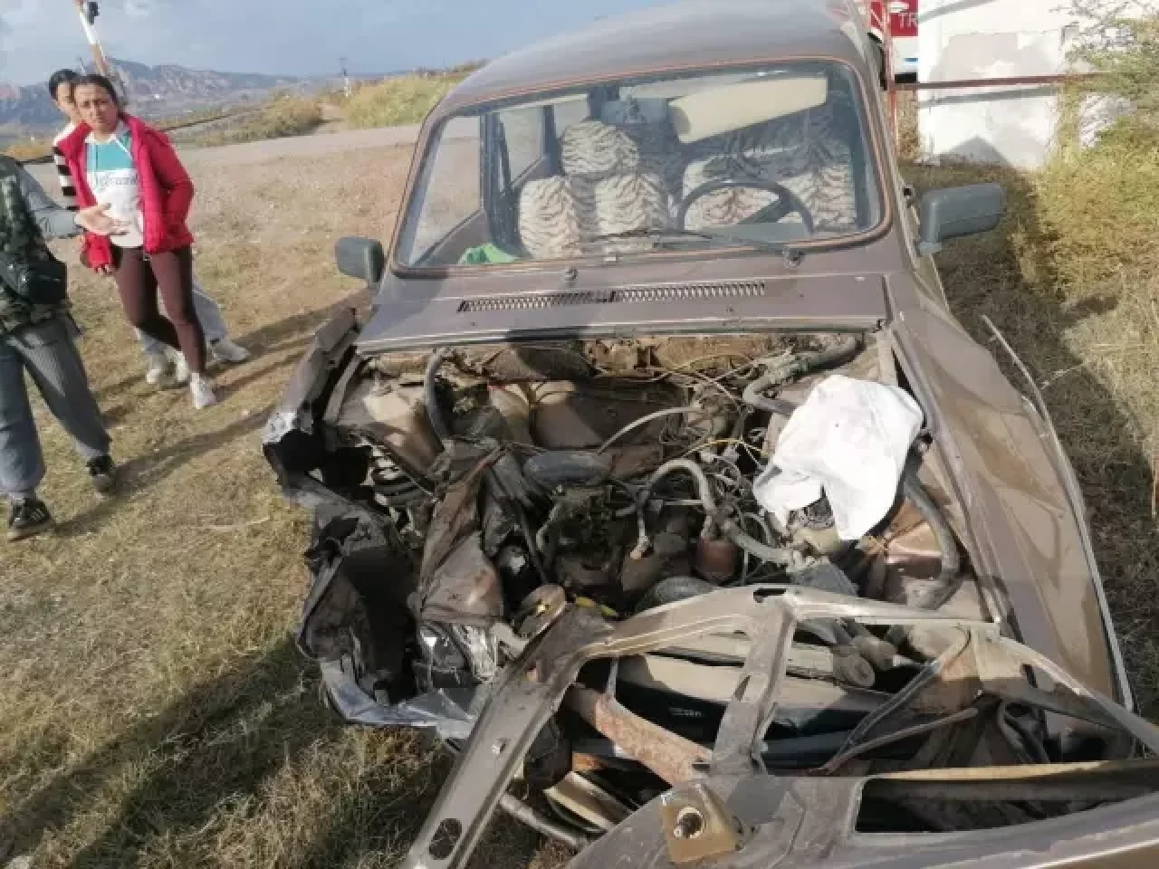 Yolcu treni hemzemin geçitte otomobile çarptı: Mucizevi kurtuluş!