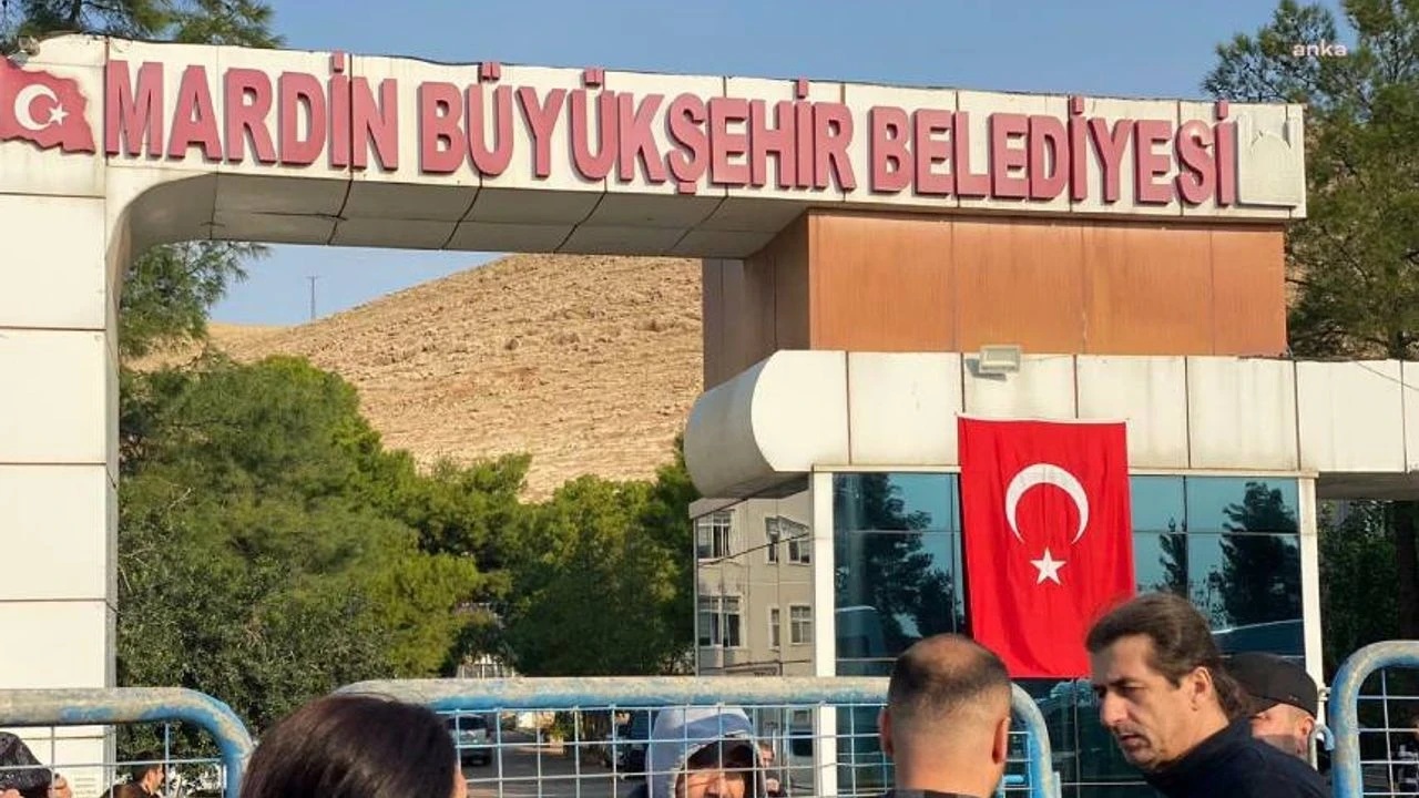 Mardin’de kayyum kararına tepkiler: Belediyenin önünde çarpıcı sözler!