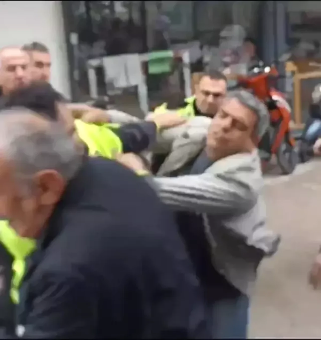 Bursa’da trafik denetiminde gerilim! Motosiklet sürücüsünden polise yumruklu saldırı!