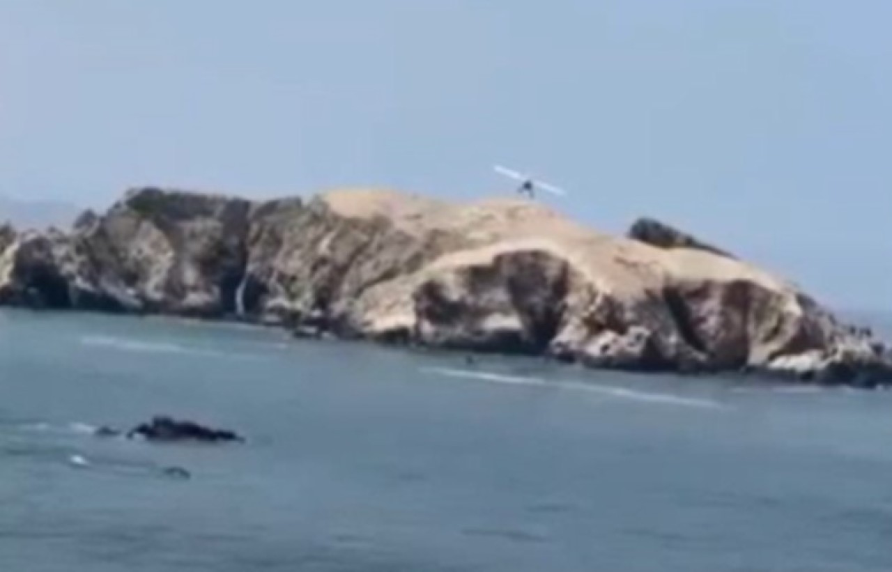 Peru'da küçük bir uçağın denize düşmesiyle 2 kişi yaralandı