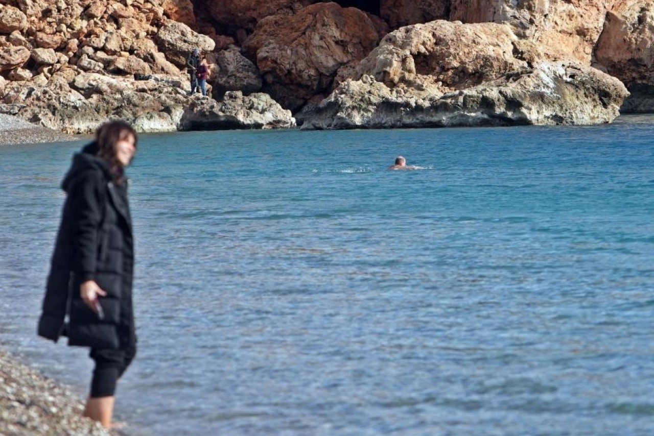 Antalya'da hava 15 derece,  bazı vatandaşlar denize girdi