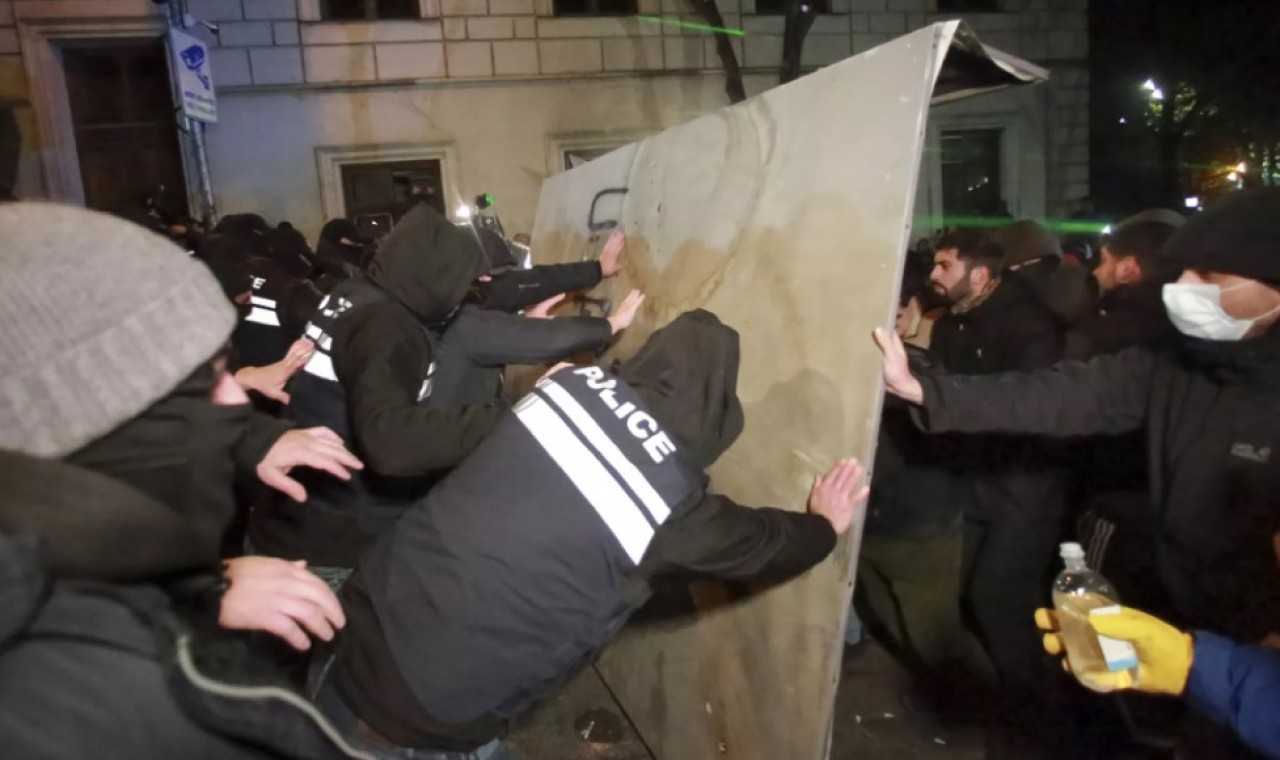 Gürcistan'da AB üyelik müzakerelerinin askıya alınması protesto edildi