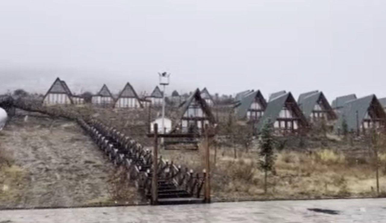 Sivas'ta yüksek kesimlerinde yağmur,  yerini kar yağışına bıraktı