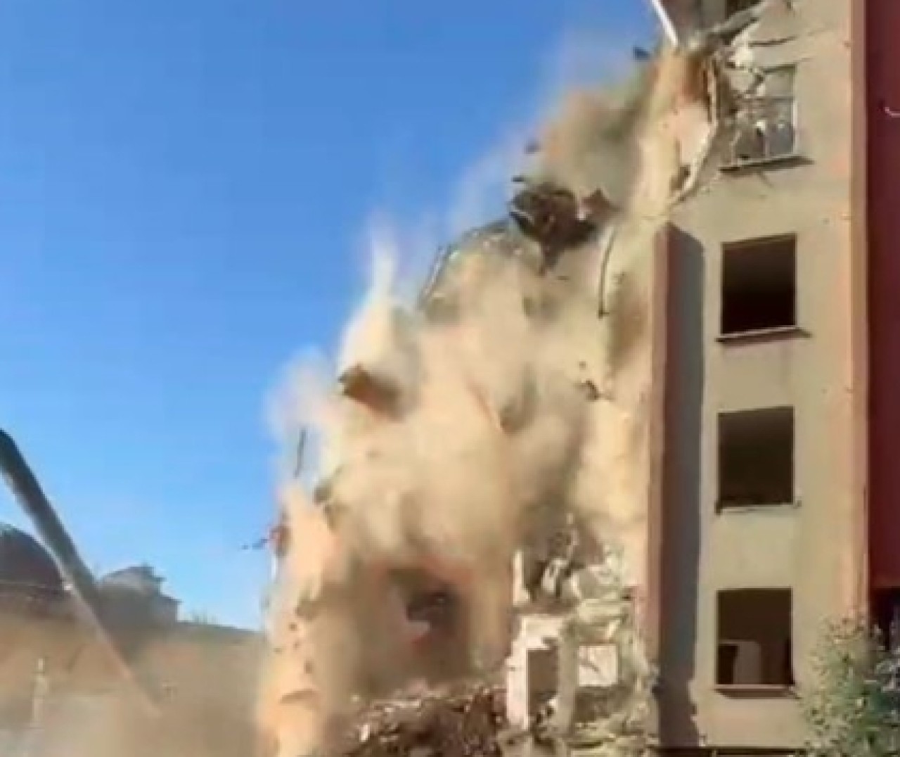 Depremde ağır hasar alan bina tek dokunuşla yerle bir oldu