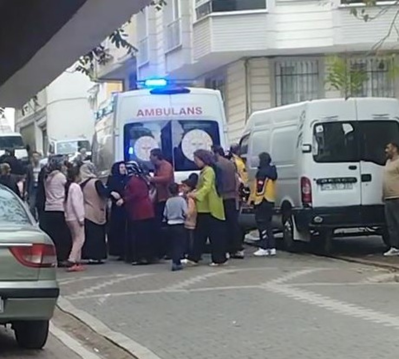 Park yeri kavgasına tutuştular,  boynuna tornovida saplandı