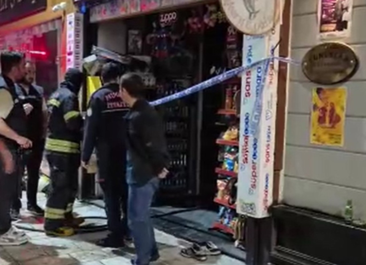 Cinnet geçirdi,  kardeşinin bulunduğu marketi ateşe verdi