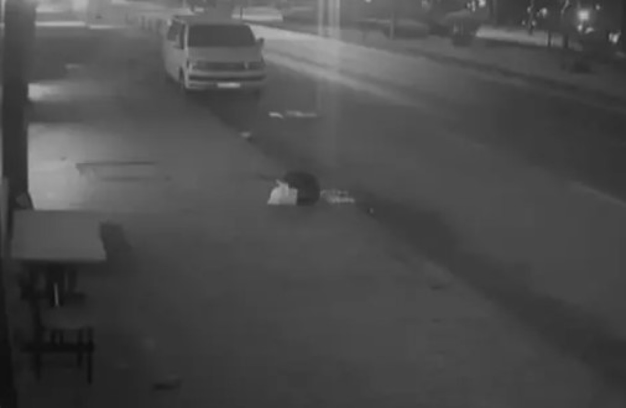 Otomobilin gelinlikçi dükkanına çarptığı kazada hasar oluştu