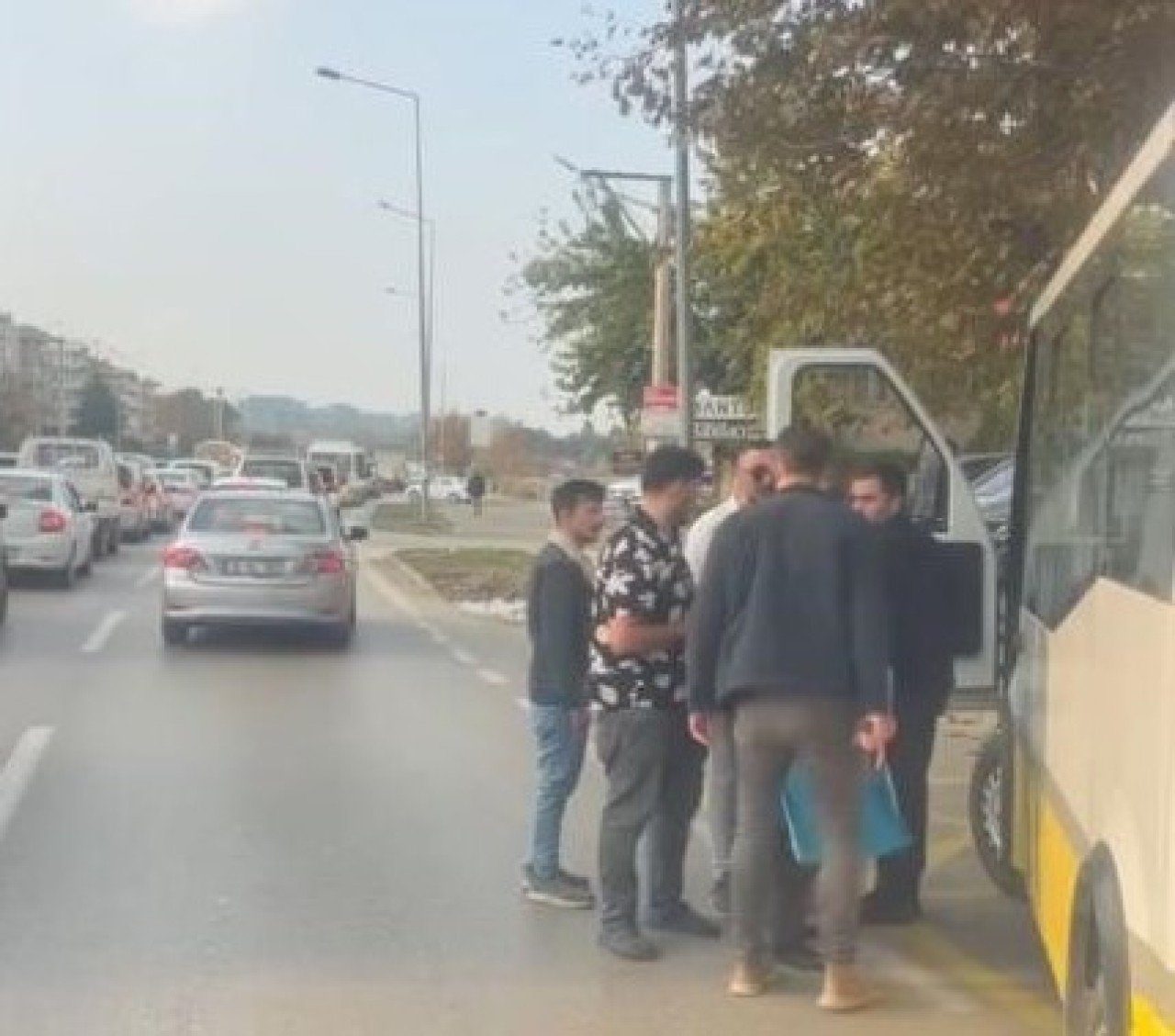 Aracını otobüs durağına çekti,  kendisini uyaran şoföre silah çekti
