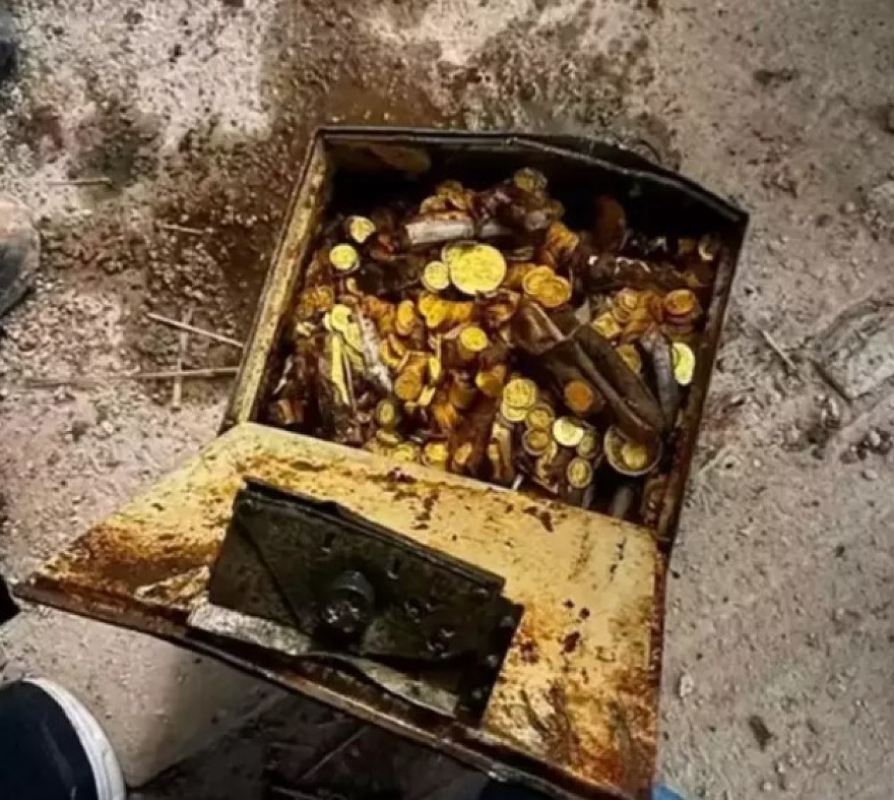 Tesisatçı,  tadilat esnasında bir teneke altın buldu!